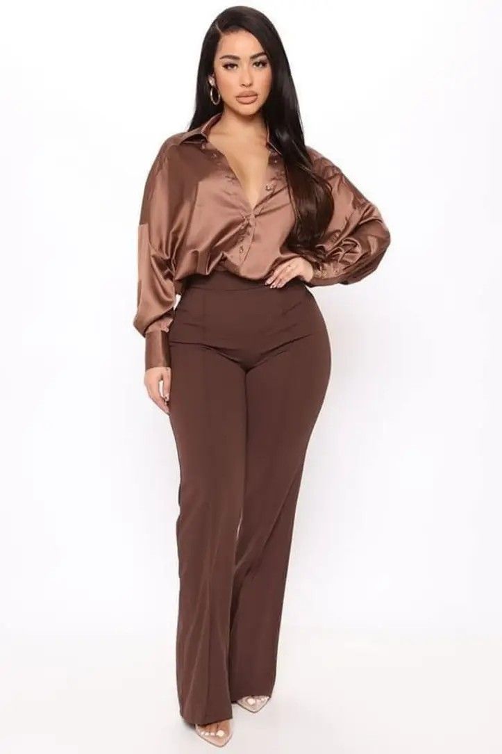 Blouse Plissée & Pantalon Tissu – Charme Corporatif